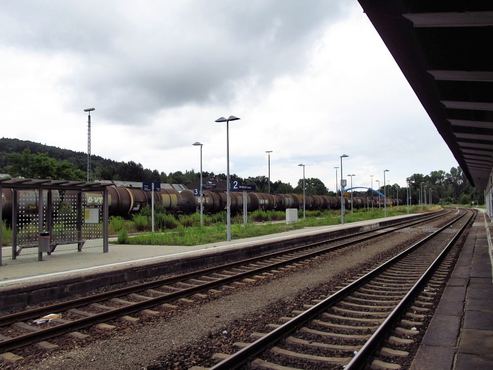 Pohled na ndra Ebersbach, mj. s nkladnm vlakem, kter zde zejm ekal na ki. s RE z Dran