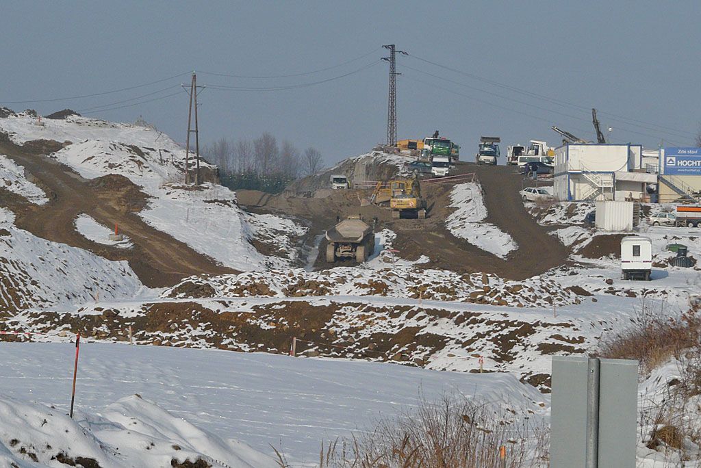 k Votickmu tunelu od Votic; dumpery odvej zeminu zezu