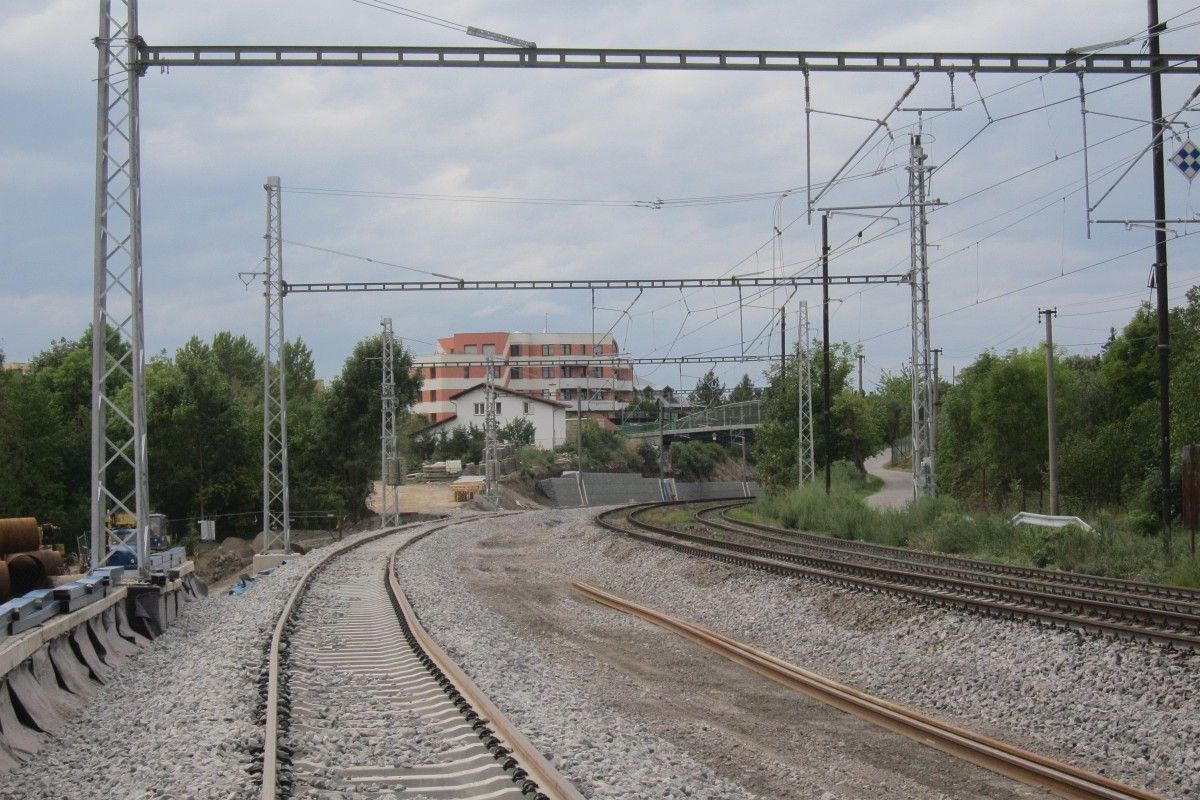 1.TK v posunut poloze, v pozad dokonen gabiony zrubn zdi