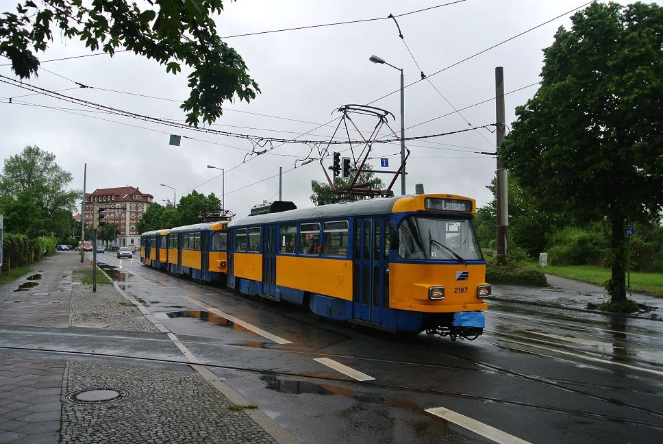 Trojice na lince 1 se starm (modernizovanm vlekem) u zastvky Schnefeld Volbedingstrasse.