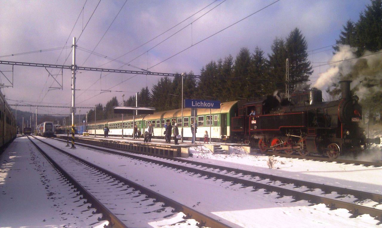 Setkn mikulskho vlaku v Lichkov a v pozad EJ . 471, kter tehdy zajiovaly Sp do Kolna