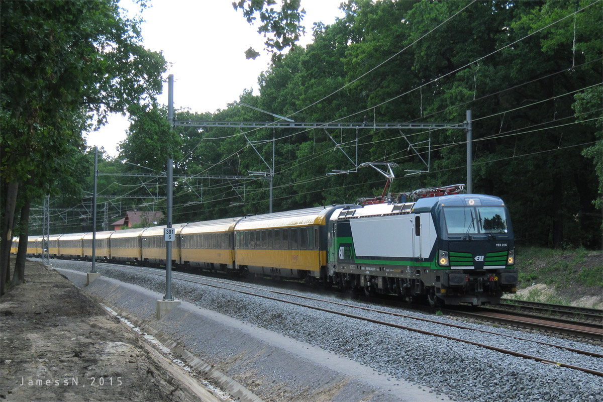 ELL 193.226 RJ s IC1015 projel zastvkou Klnovice a pokrauje k valm