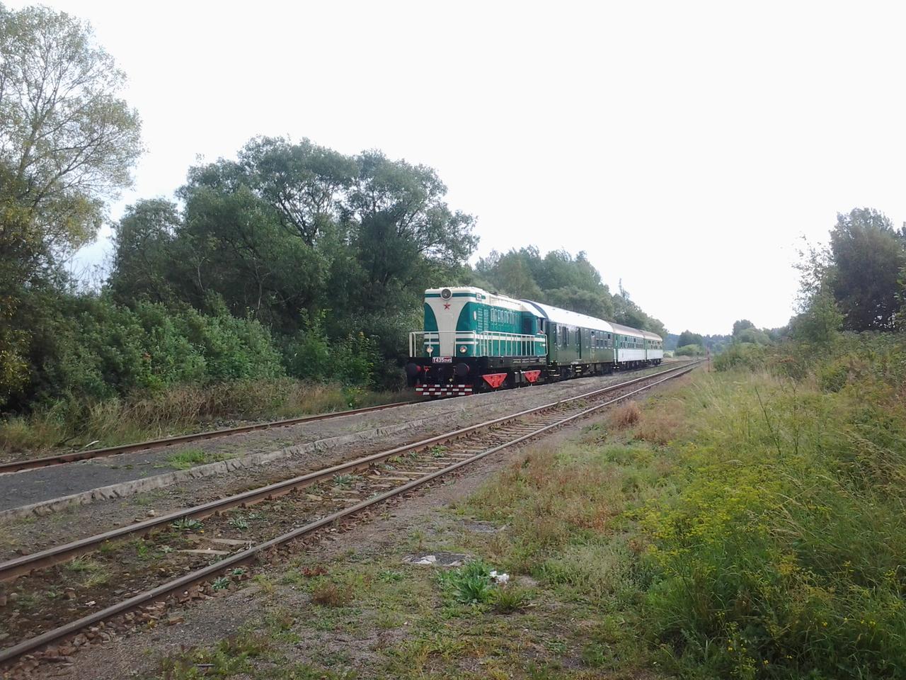 Zvl. Os 36069 ""KARLOVARSK Chodovar expres"" v Ovesnch Kladrubech taen lokomotivou T435