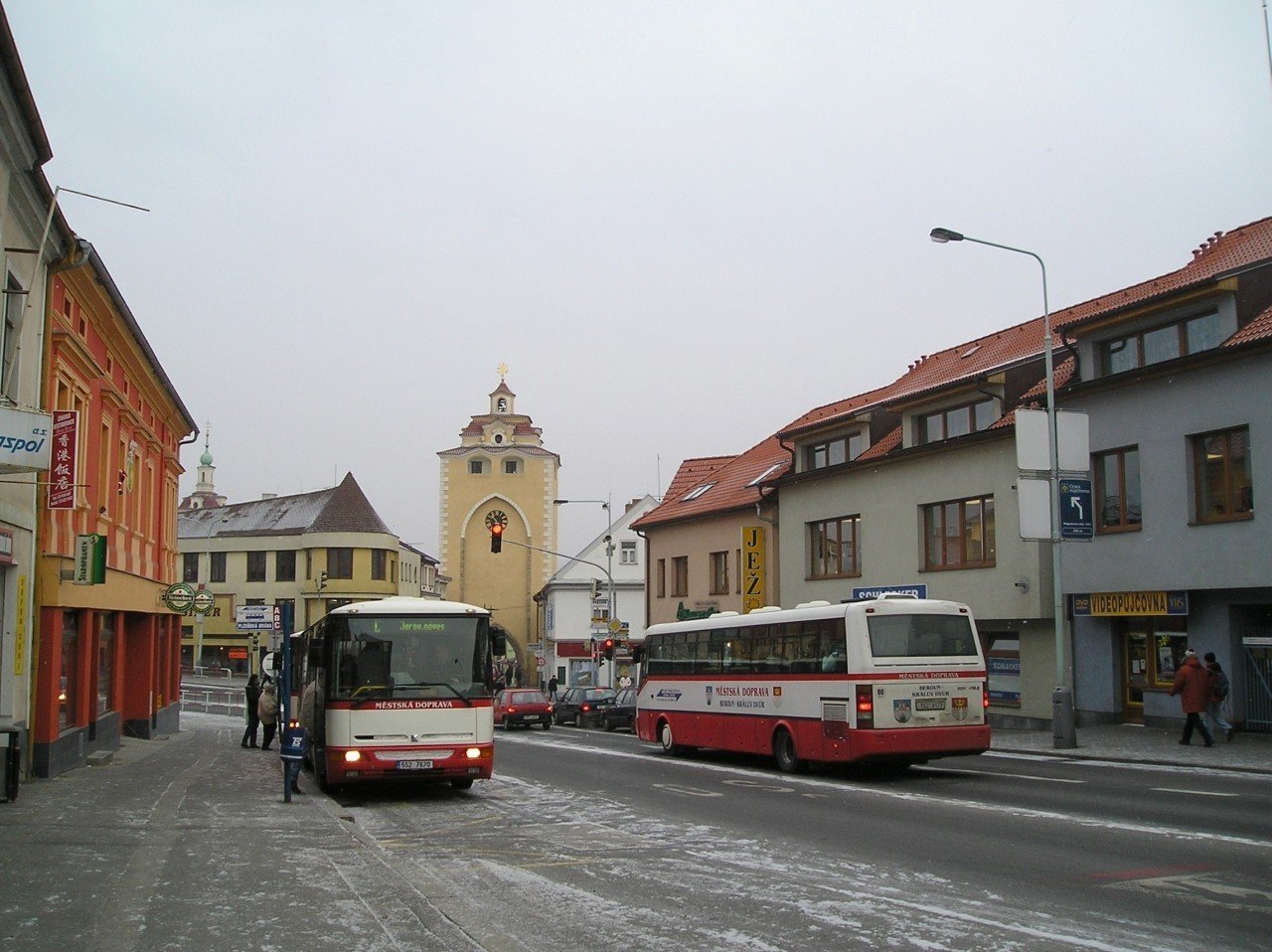 Setkn t mstskch autobus v zastvce Plzesk brna v centru Berouna.