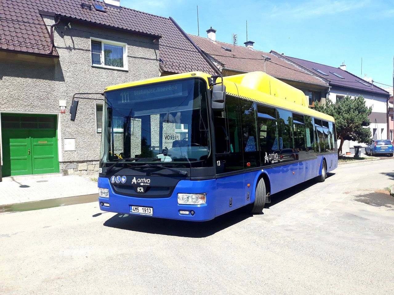 SOR NBG 12 SPZ 4M5 1913 Arriva Autobusy pzuje fotografm ped vjezdem do obratit Perov, Dluhonic