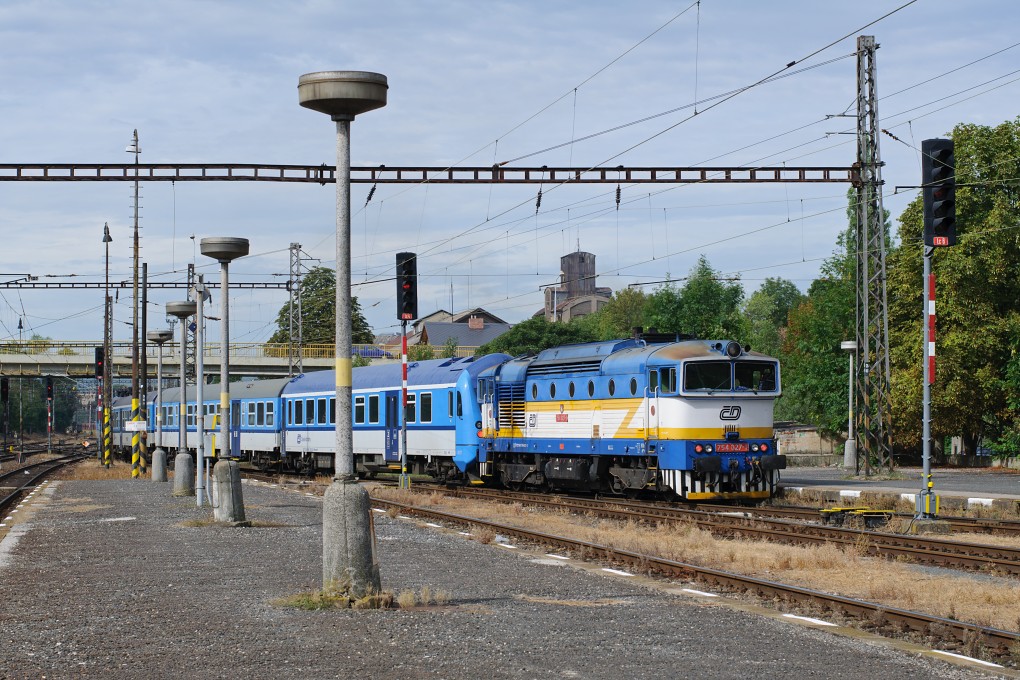 754 027 odjd na postrku Os7812 z Berouna, 28.8.2015.