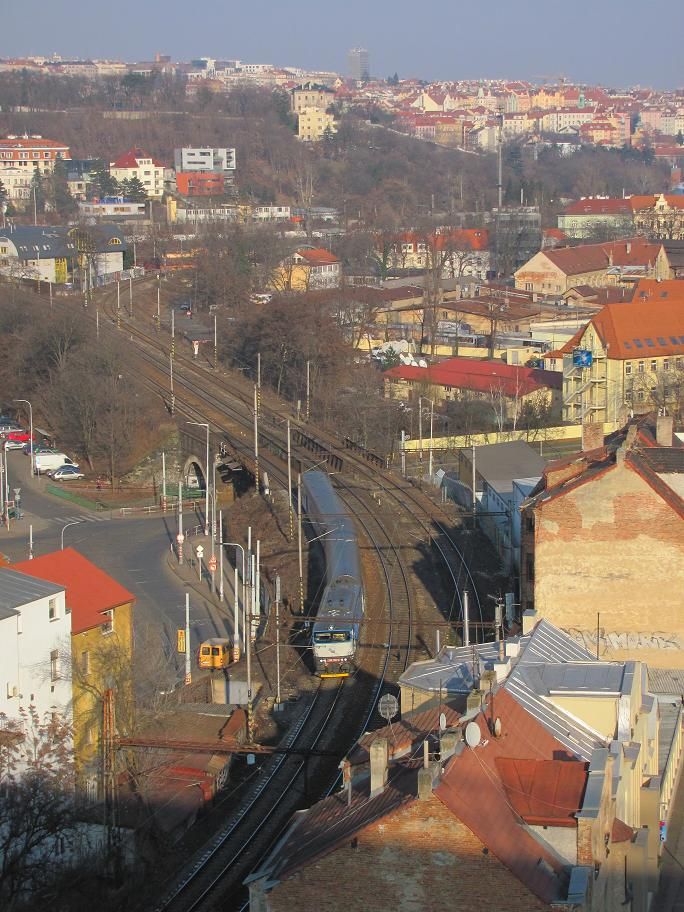 750 702 - R 1252 - Praha Nusle - 26.2.2011. - No pokus o krajinku :-)