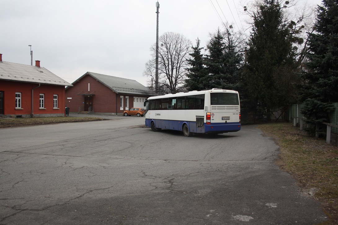 Rok 2014: prostor pro oten autobus ped stanin budovou