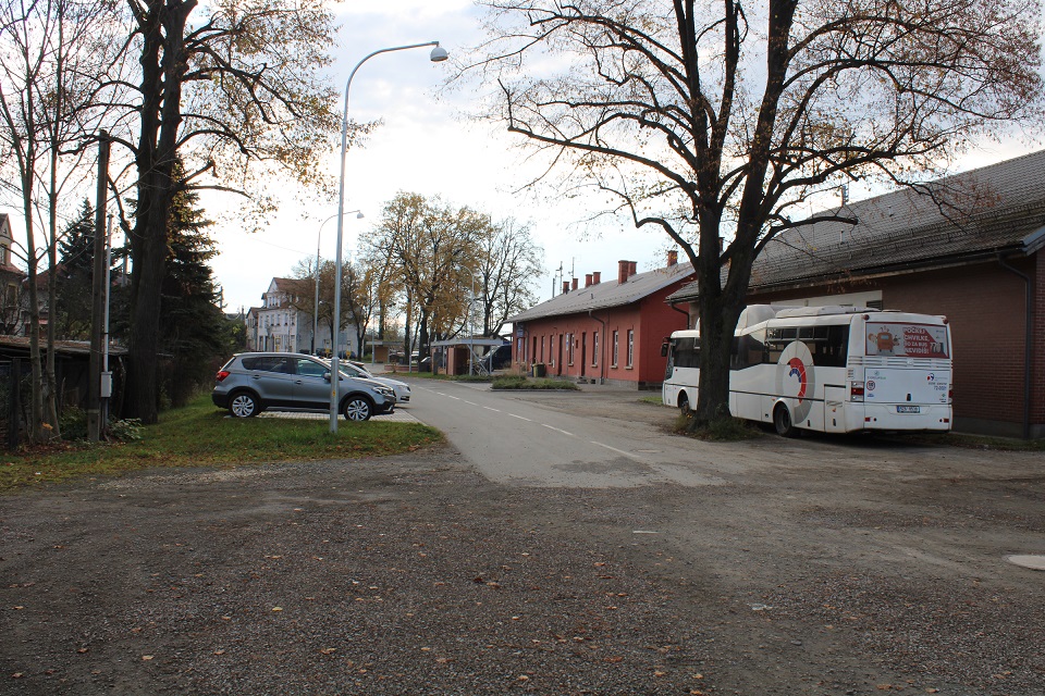 Odstaven autobus nedaleko eleznin stanice