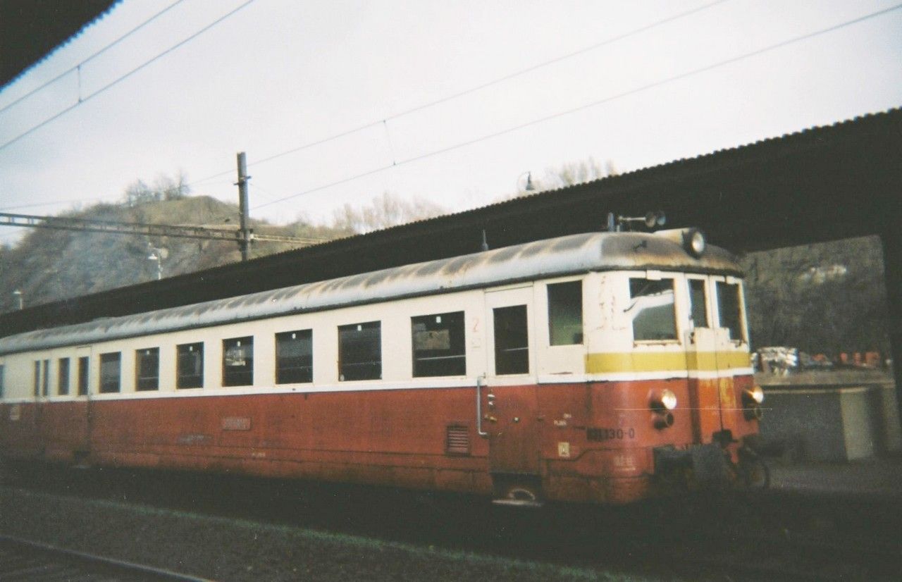 Lok 831.130 v st. Beroun 21.11.2000