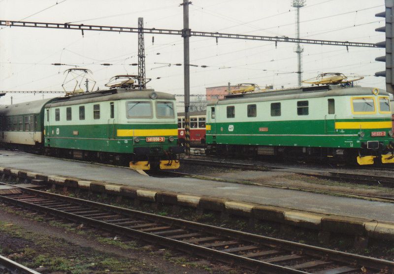 Lokomotiva . 141 023-2 a 141 008-3 v st Hradec Krlov hl.n., dne 27.bezna 1997