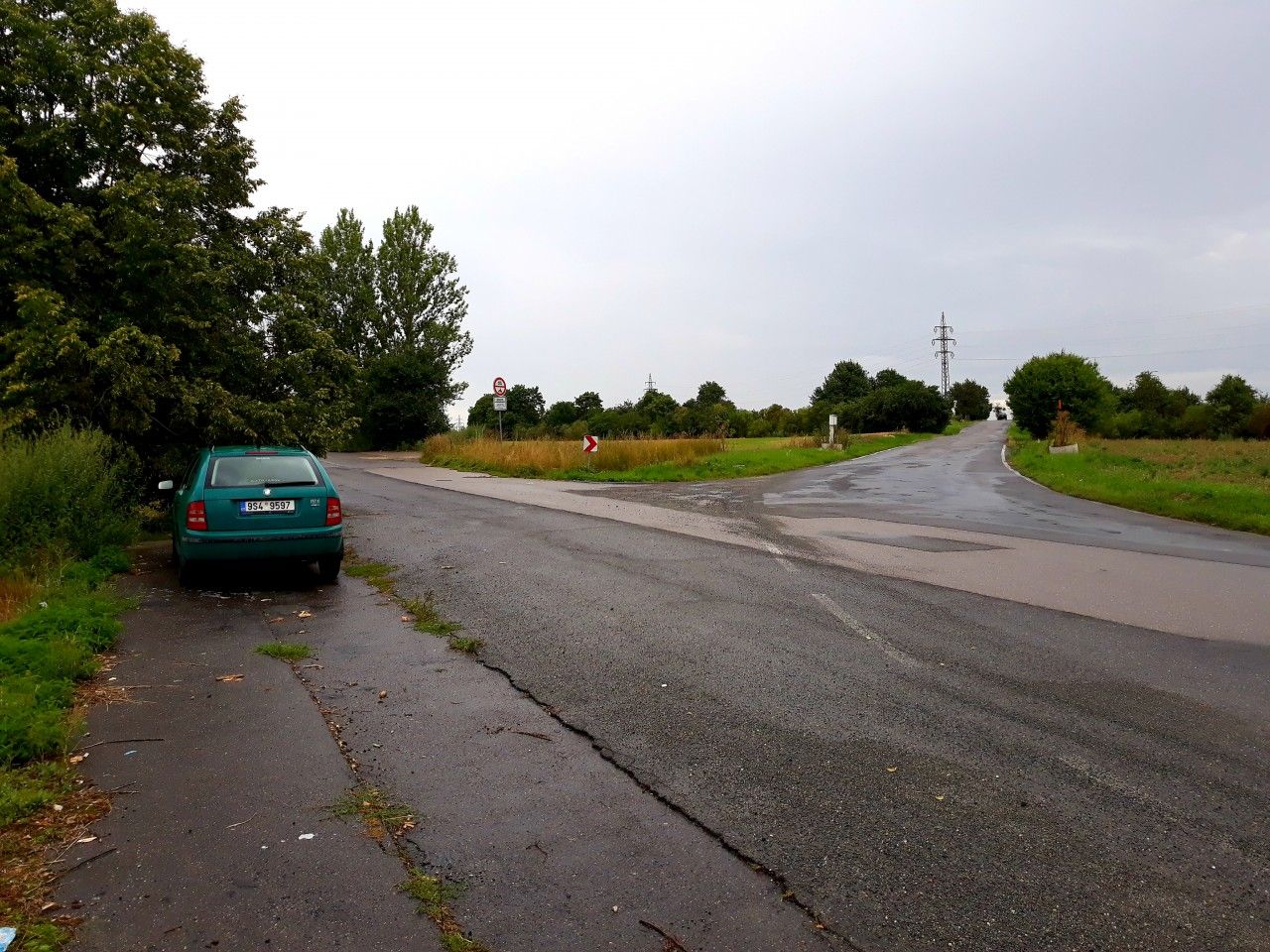 Potek nefunknho seku bval silnice I/7, vpravo odbouje silnice do Zlonic. 
