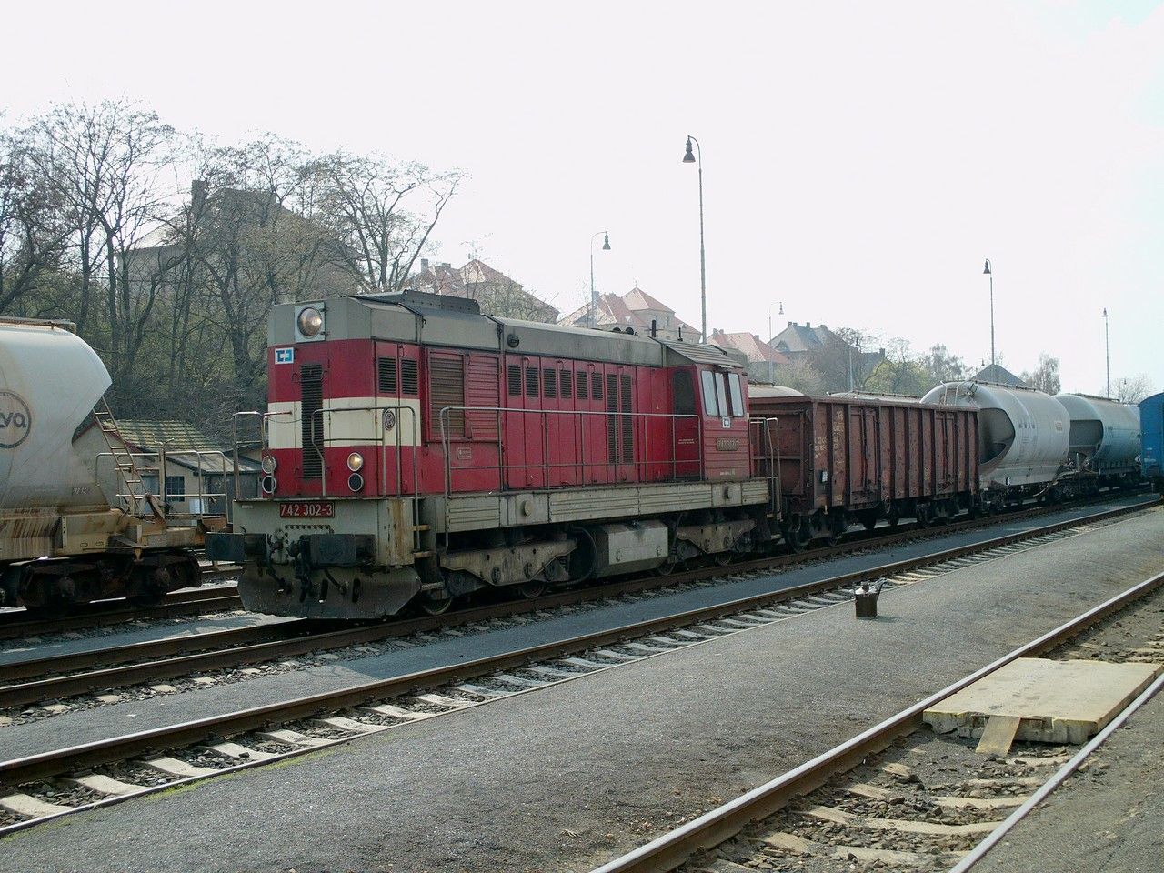 742.302 v nkl. vlaku do Berouna v st. Rakovnk, 20.4.2010