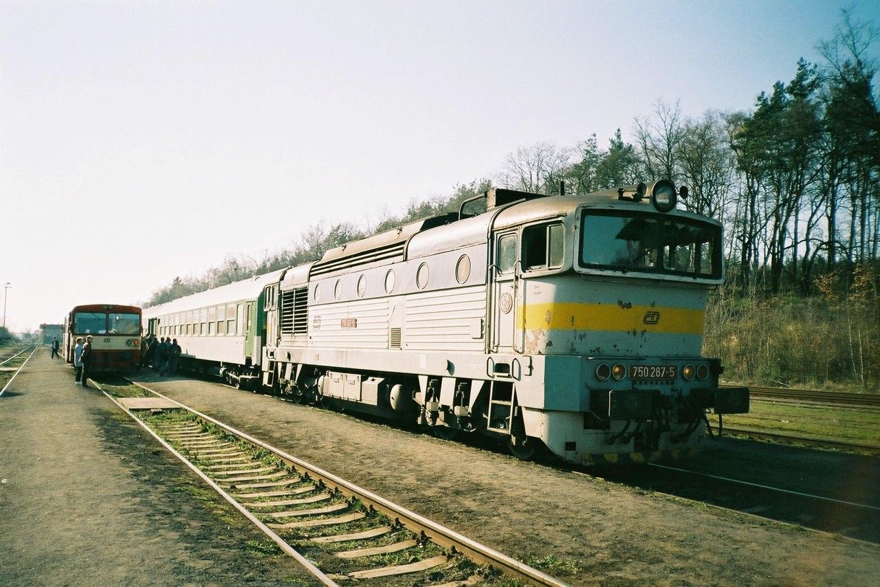 750.287 v Sp 1633 z Chomutova do Prahy hl.n. v st. Lun u Rak. 7.4.2002