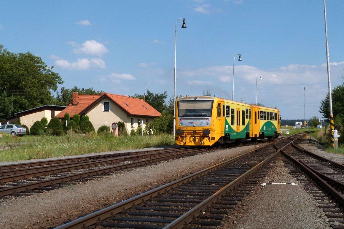 Chrast, vlak jede smr Horka.