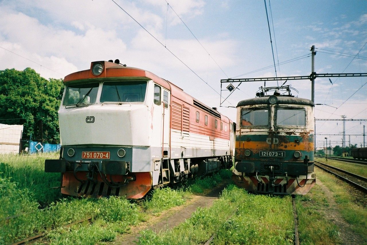 751.070 & 121.073 v nakl. ndra v Chomutov, 25.5.2002