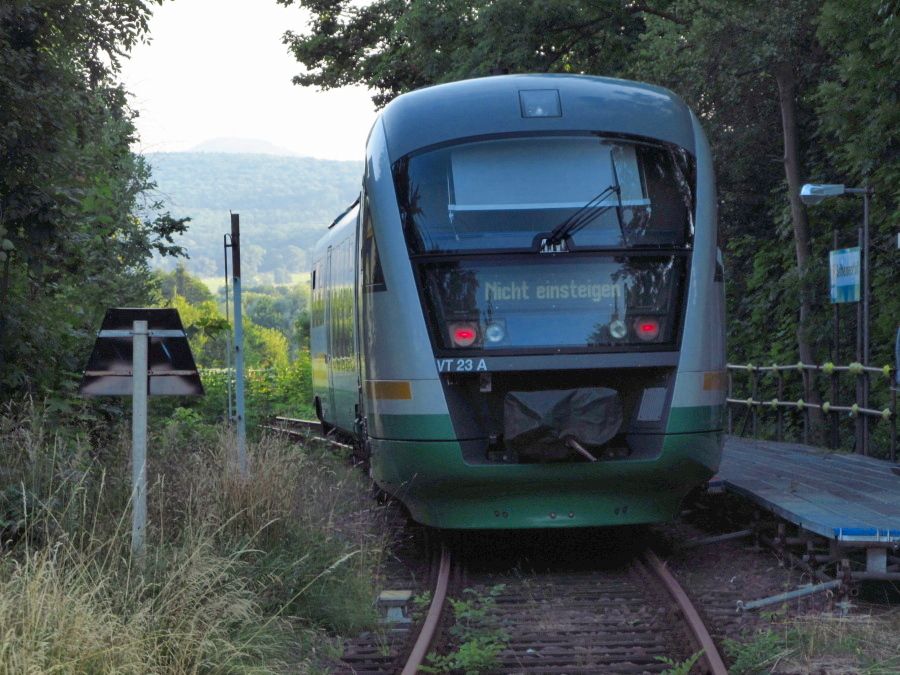 Desiro (tehdy jet ne Regiosprinter) na provizorn zast. u pejezdu; v pozad hora Jedlov