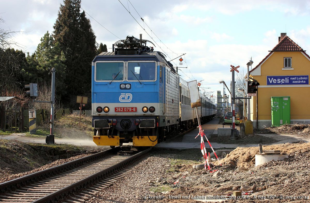 R 644 s lokomotivou 363 079-6 projizdi zastavku ve Veseli