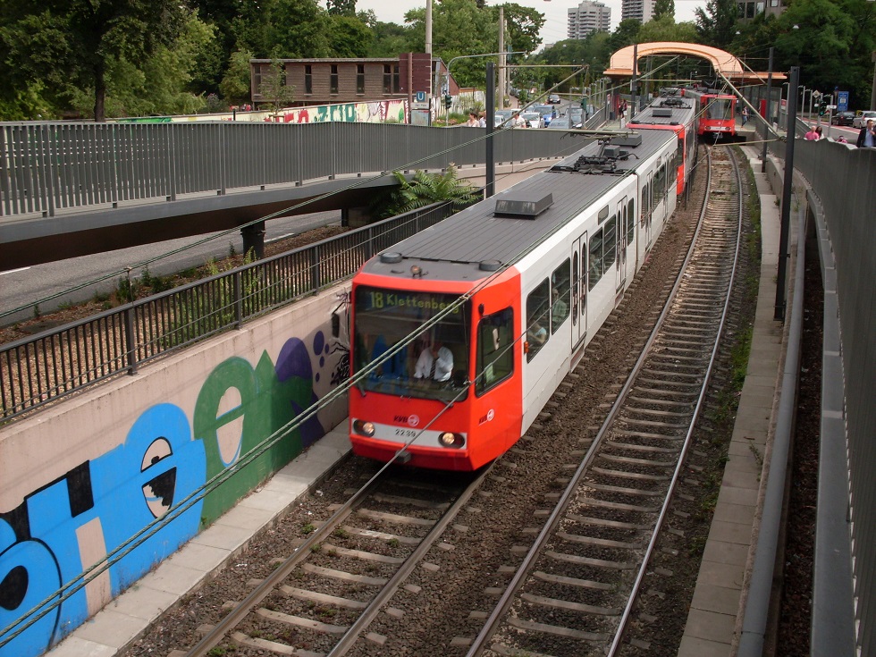 Vlak m do podzemnho seku v centru Kolna.