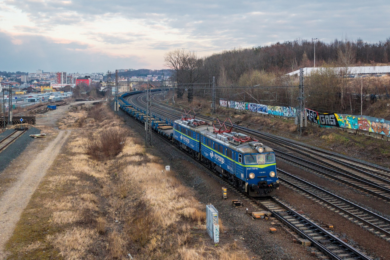 ET41-137 se zsilkou kolejnic do Lovosic. 5. 3. 2022 I Praha-Libe