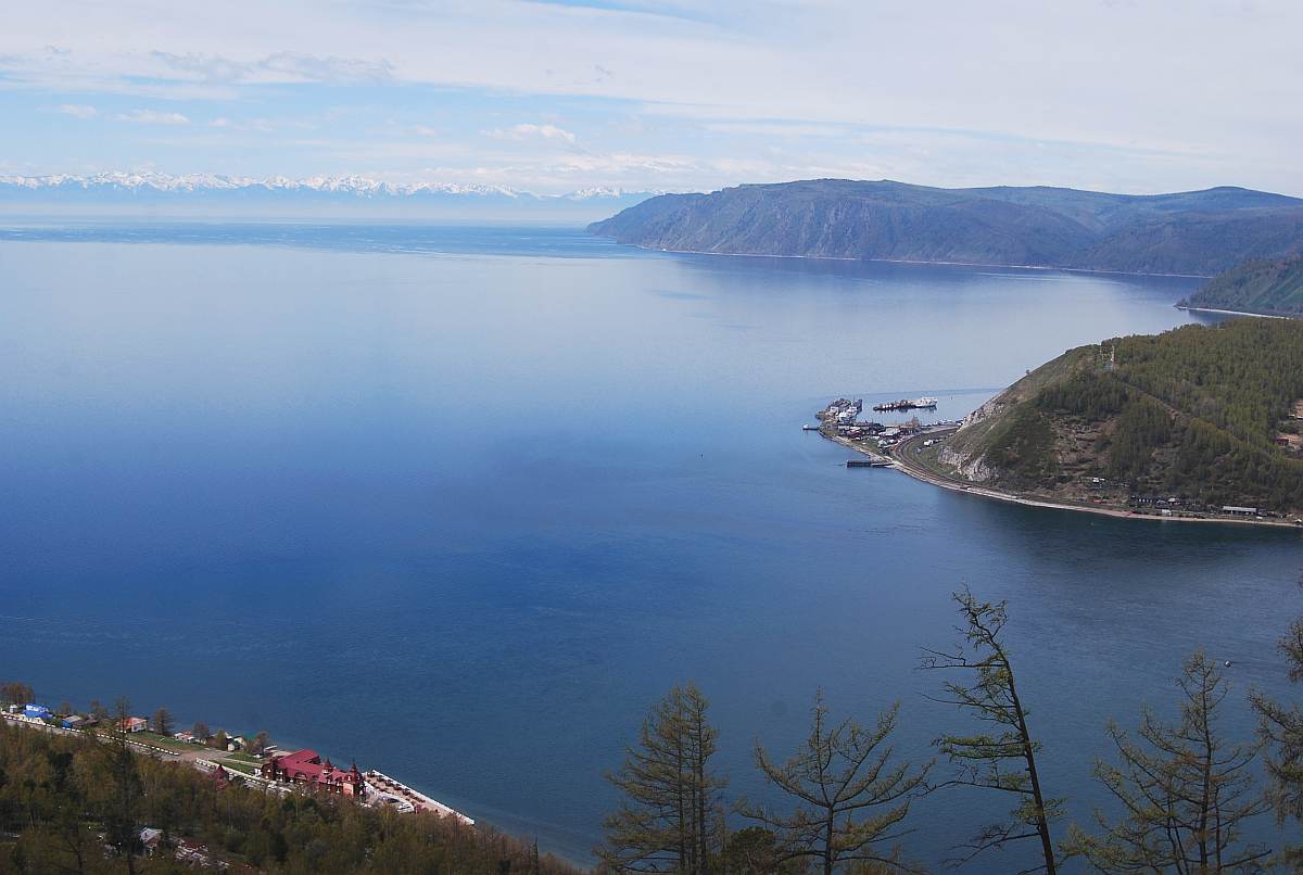 Vhled na vtok Angary z jezera a stanici Port Bajkal, koncov to stanice Krugobajkalky