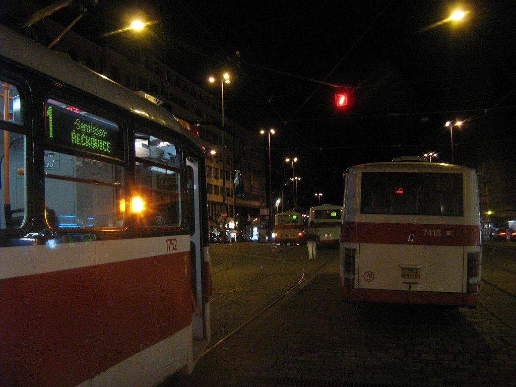 V zastvkch bylo plno, tramvaje tedy stly na trati v kolon. :-)