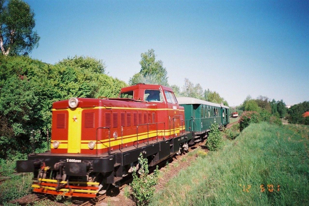 T 444.0101 odjd z rakovnick st. ve zvl. vlaku z Loun do Lun 12.5.2001