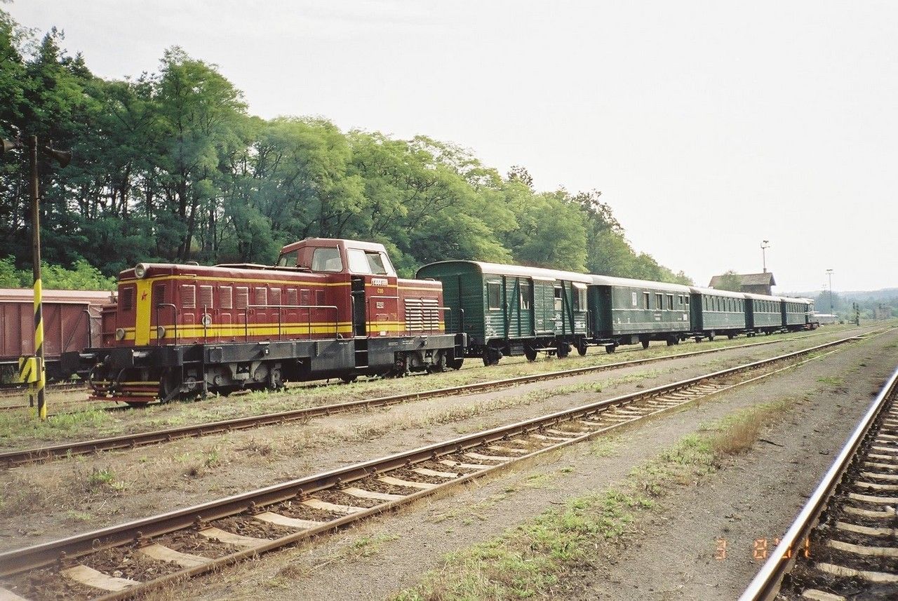 T 444.0101 na konci soupravovho vlaku ped jzdou na Prahu v st. Lun u Rak. 3.8.2001