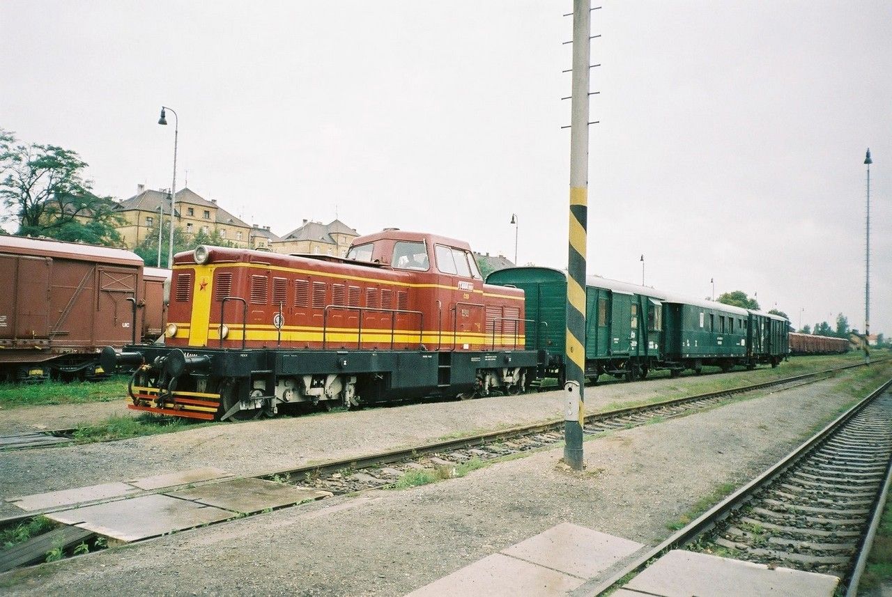 T 444.0101 se soupravou od Loun, krtce zastavila v st. Rakovnk 31.8.2001