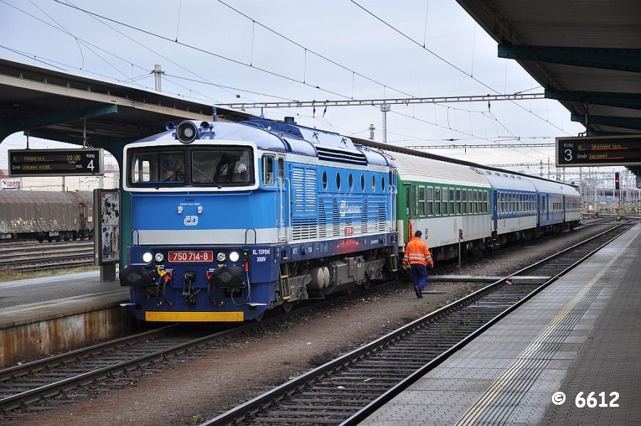 750 714-8 ve stanici Hradec Krlov hl.n. po pjezdu z Trutnova jako R 848 