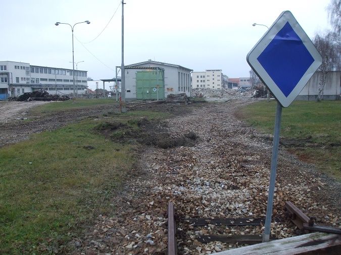 Za branou do podniku na druh vtvi je vytrhno