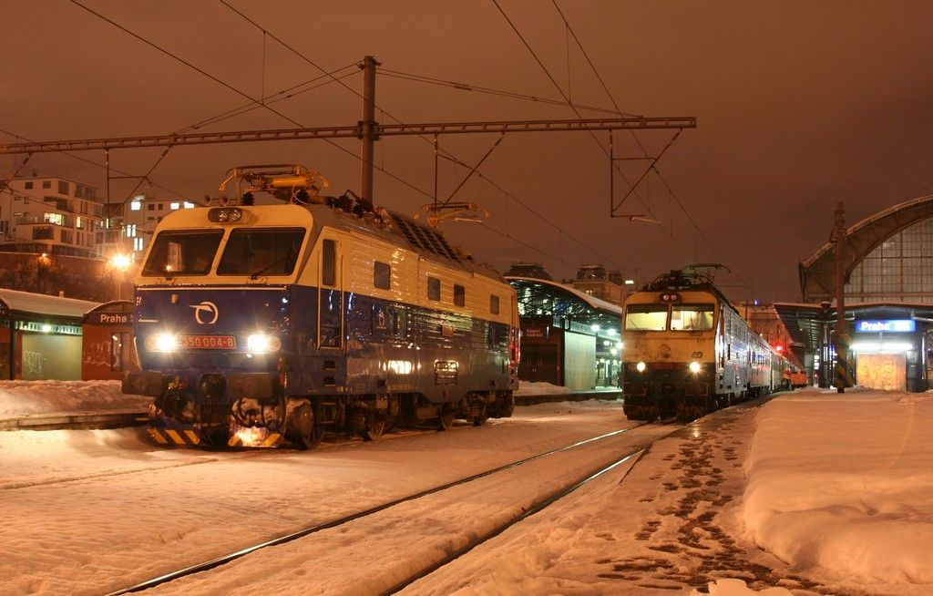 350 004 + 151 012 na IC 581 Hutnk