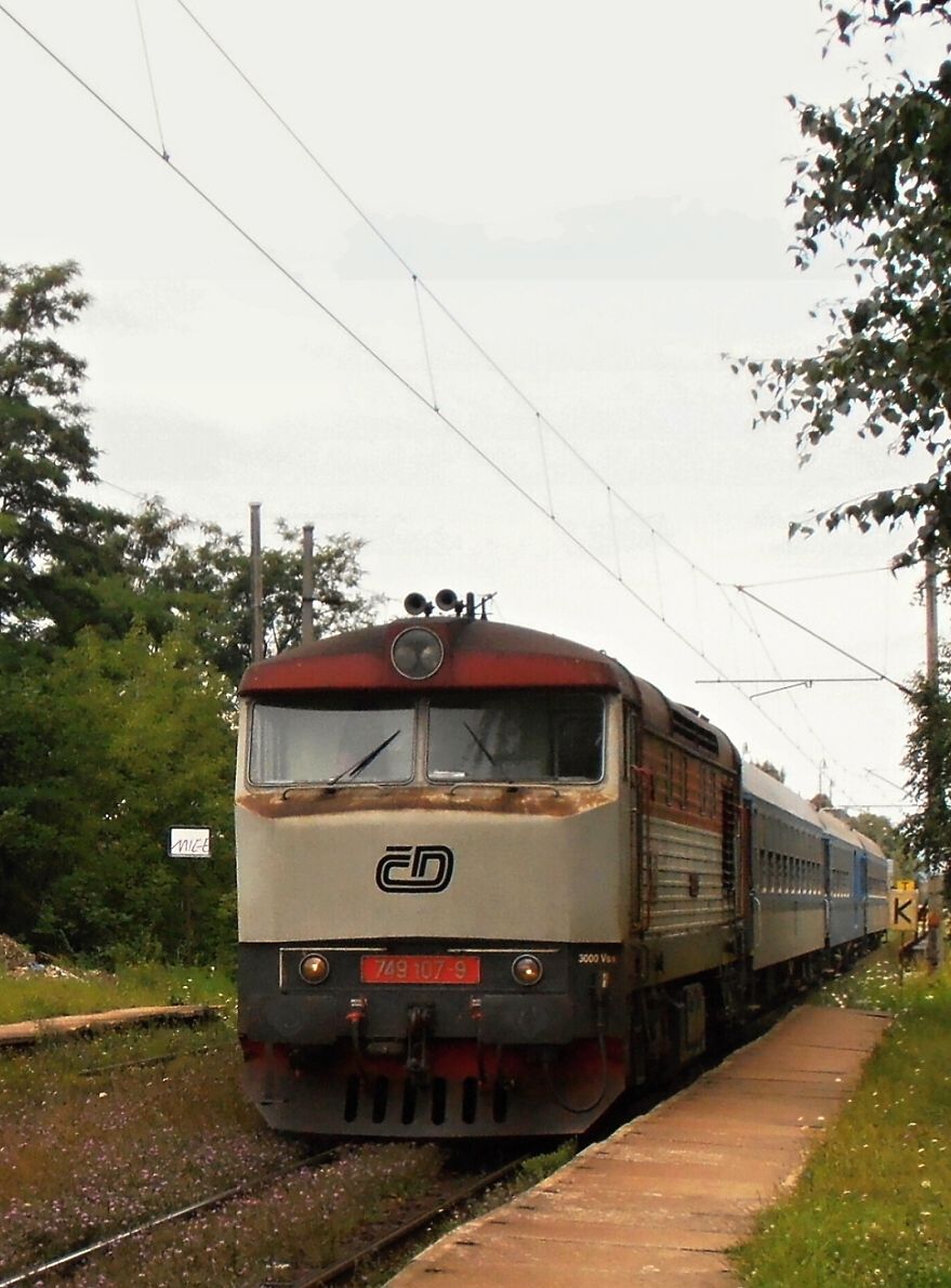 749107 se 1244 nezvykle po prask koleji