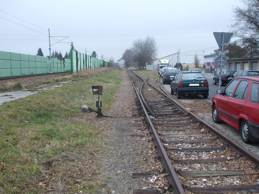 Vhybka PS1 na vleku bv. Pozemnch staveb. Automobilist vd, e tudy u dlouho nic nepojede...