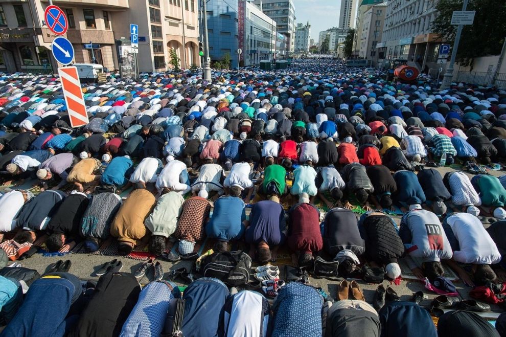 Moscow street muslim prayres