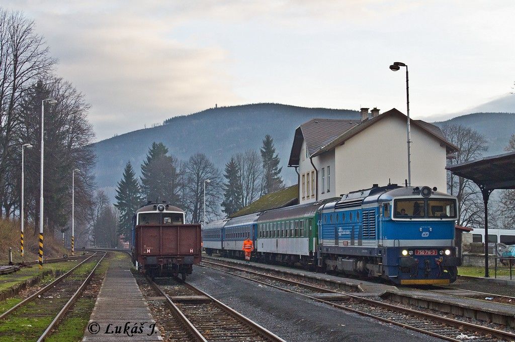 750.716 se soupravou pro R 1410, Jesenk, 4.12.2014