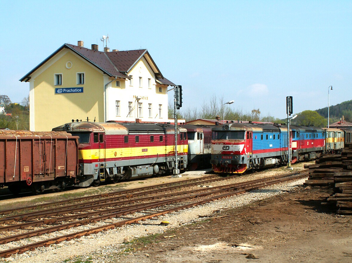 Kiovn separtu PN 68981(751 228+233) s MN 88850 (749 018+051) v Prachaticch 20.4.2007