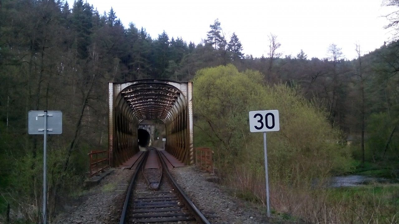 most ped Malm Plaskm tunelem smrem od Hornho Hradit