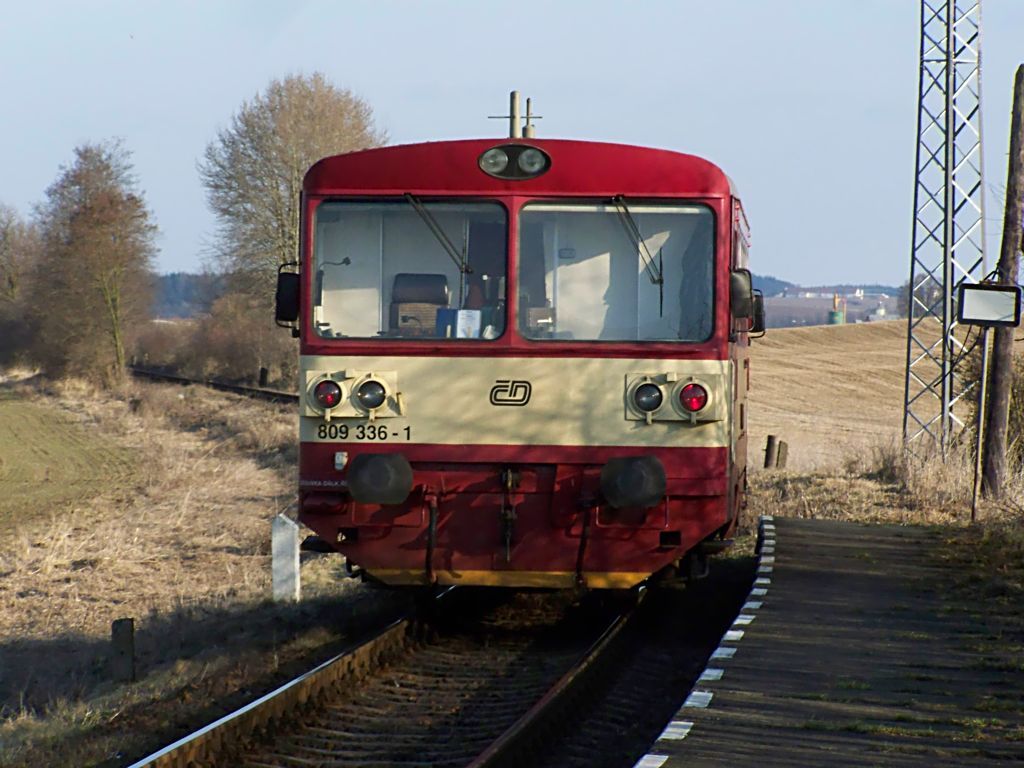 809 336-1 na Os 24 813 odjd z Blkovic 21.3.2011 do Znojma(foto Pavel Valenta)