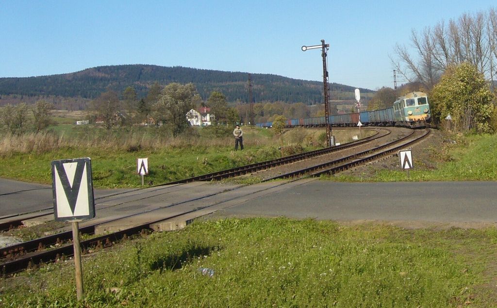 Kamienna Gora : ST43-71+245 vjd s nkladnm vlakem z Walbrzychu (foto : Josef Sgner) 
