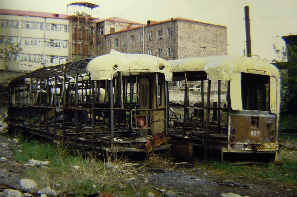 Jerevan 22.04.1998 - vraky ve vozovn