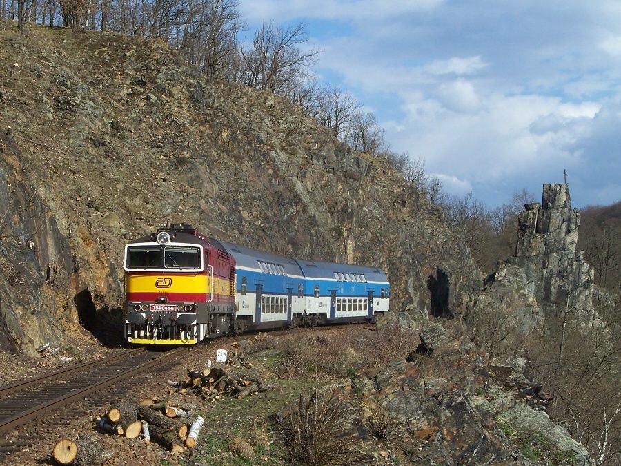 754 044-6 u Pikovickho komna (4.4.2015) - Os 9062