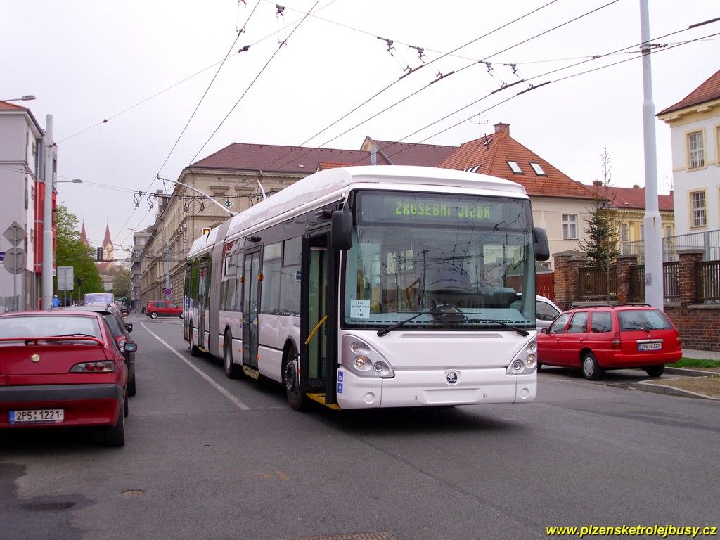 ...a pohled ze strany dve, zroven je pkn roztykadlen....