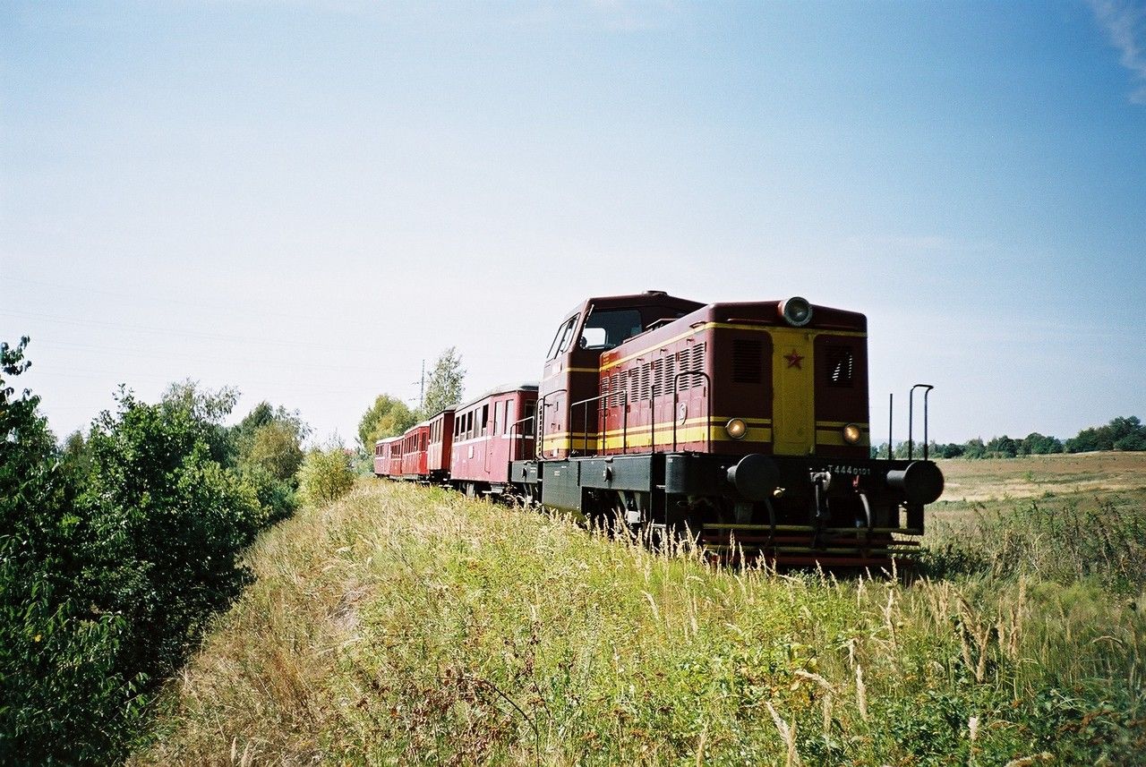 T 444.0101 pobl zast. Lom u Mostu ve zvl. vlaku z Litvnova do Oseka-msta 17.8.2003