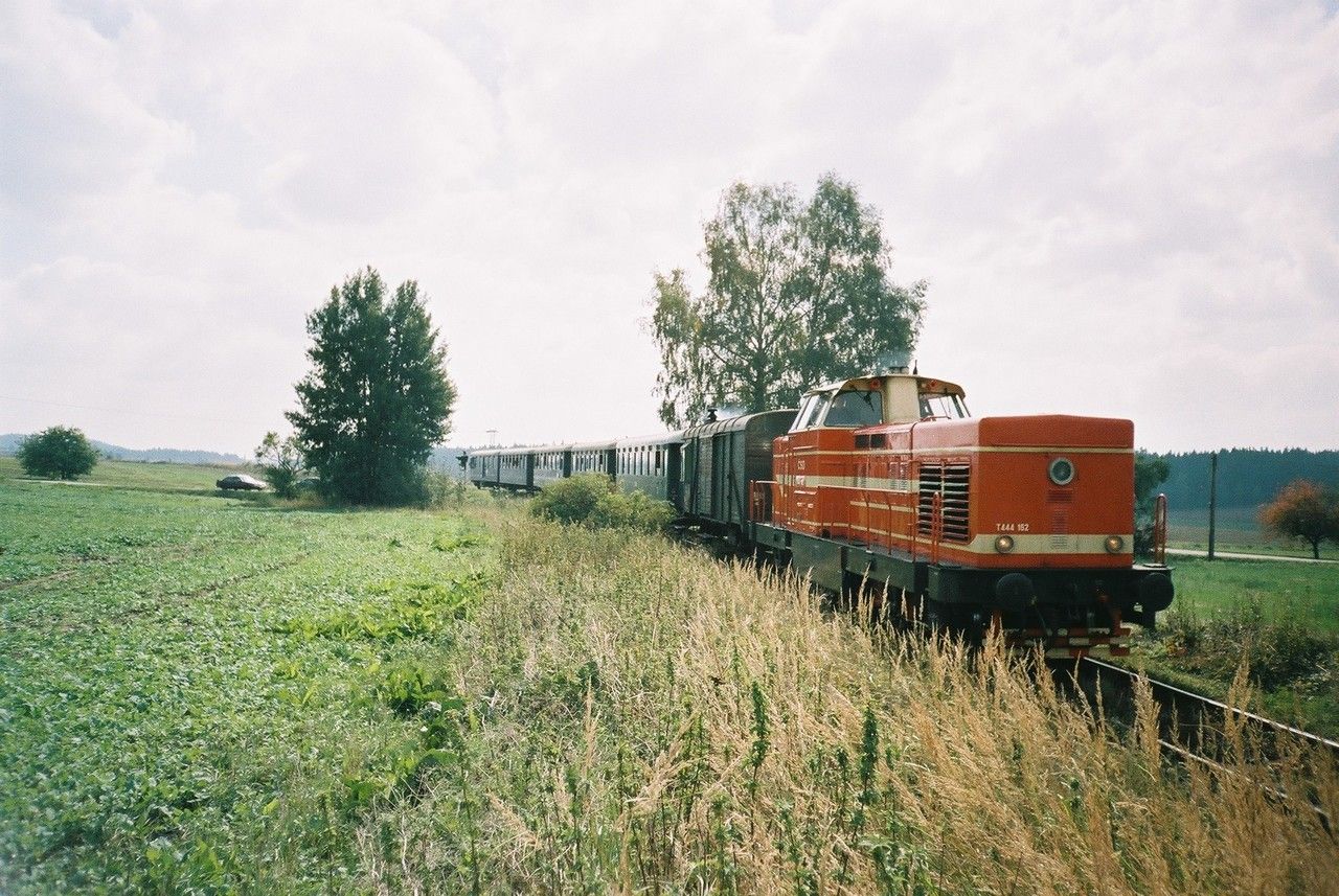 T 444.162 ve zvl. vlaku z Poln do Dobronna 14.9.2003
