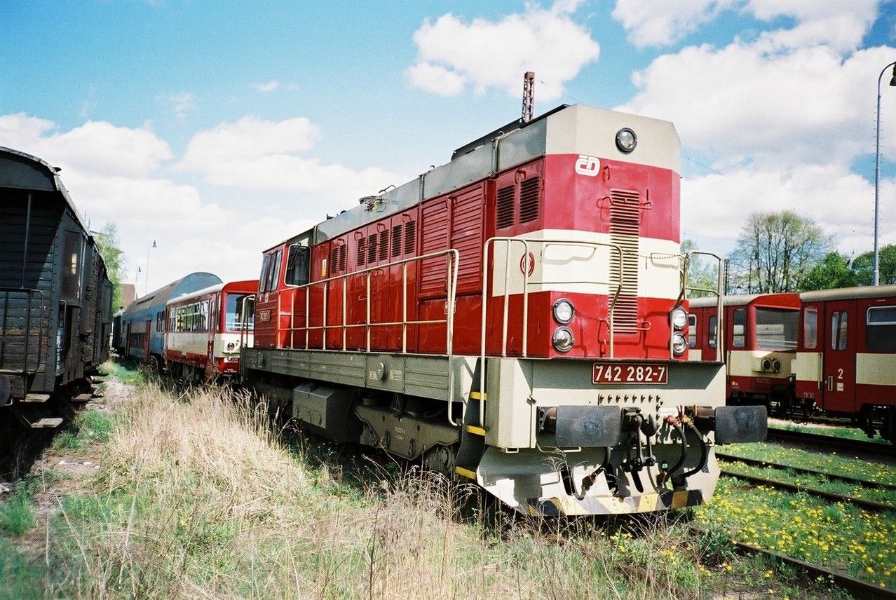 742.282 se soupravou  v depu erany, 1.5.2003