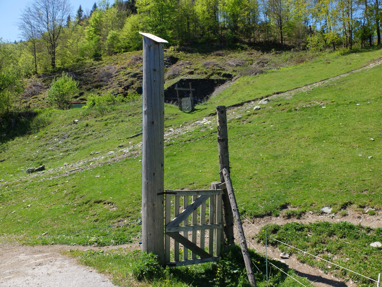 originln pchod na zastvku skrze pastvinu a dvoje vrtka