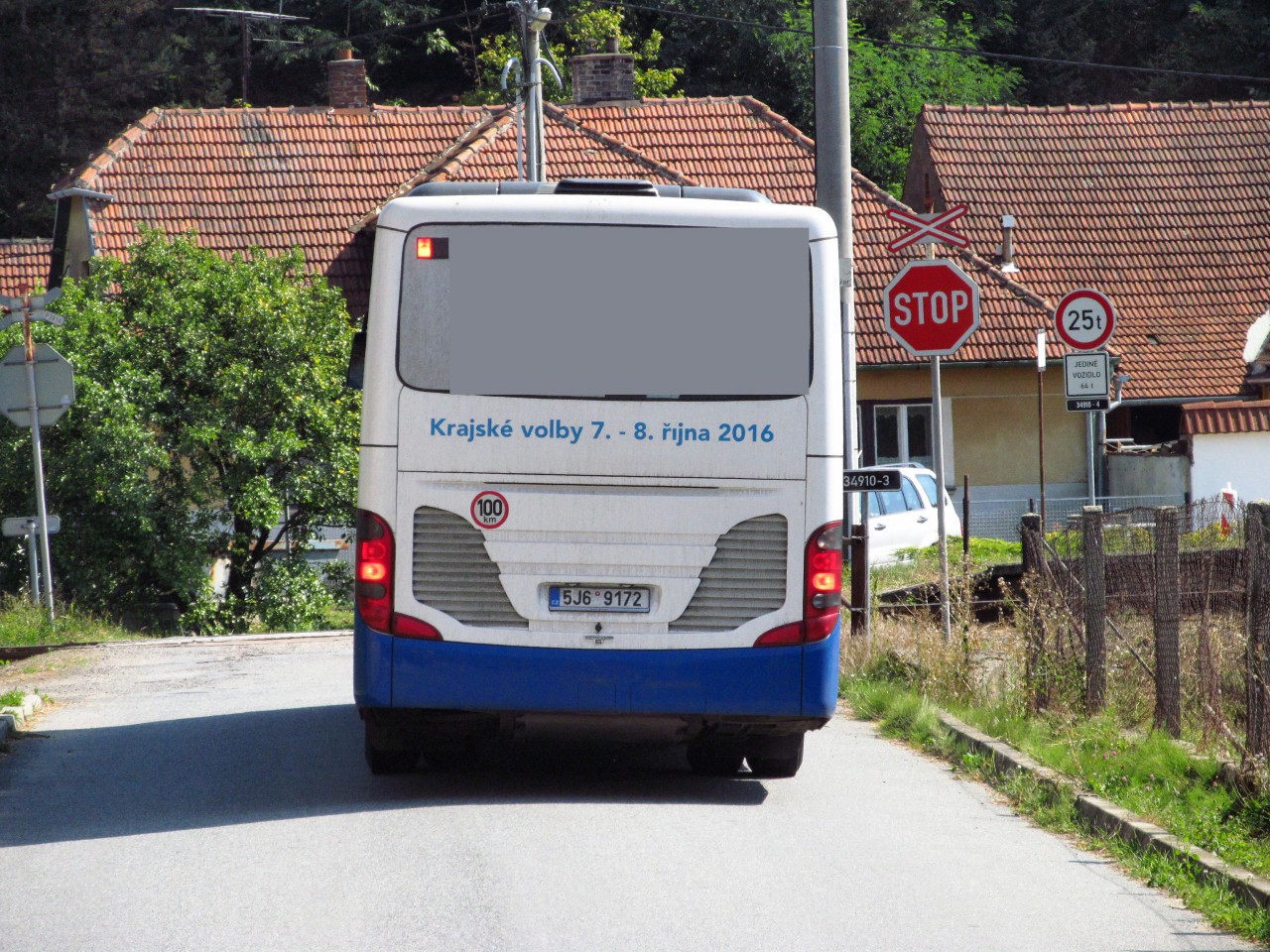 Autobus odjd z Vlatna (pozn. nehodlm zadarmo it politickou reklamu, proto ta retu)