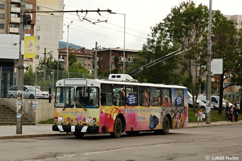ZiU 202 s kvtinovou reklamou na trolejbusovou pepravu Pernik