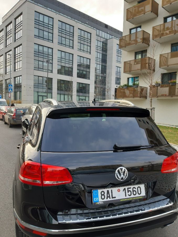 8AL 1560 1.december 2020 Praha 5 cierny VW SUV